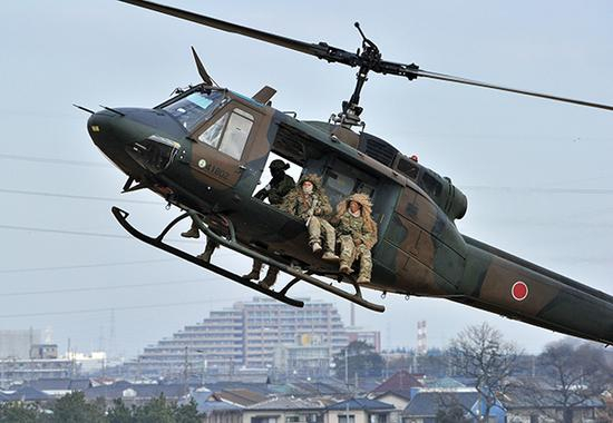 日本自卫队UH-1型直升机。视觉中国 资料
