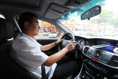 任师傅花20万当网约车司机&nbsp;记者 王俊伟 摄