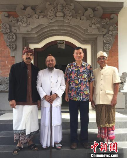 　　11日，中国驻登巴萨总领事胡银全（右二）拜会印尼印度教理事会巴厘省分会主席苏迪亚纳。 中国驻登巴萨总领事馆供图