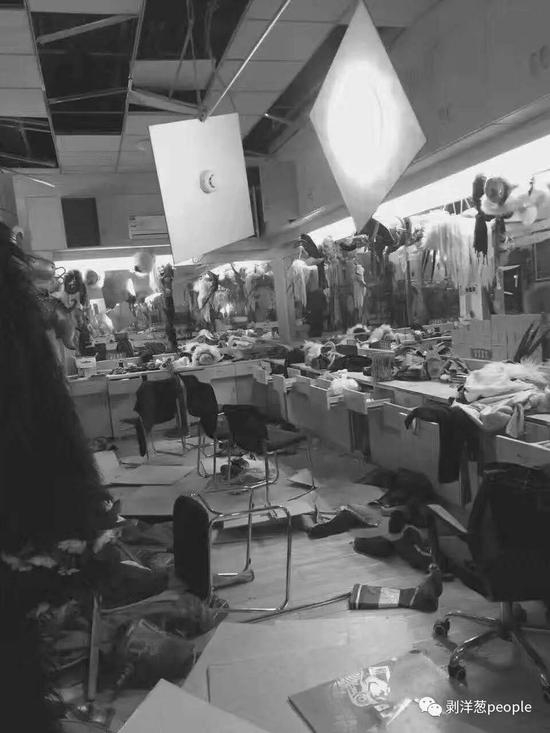 地震后，演出后台一片狼籍。