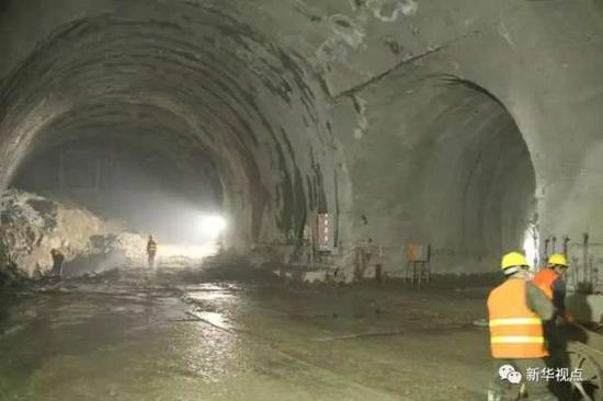 （图：多洞穴施工现场）