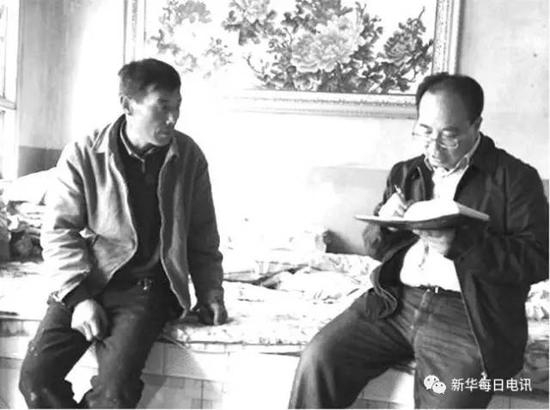 　　柴生芳下乡调研时一直都在不停地做笔记。图为2014年4月，在辛店镇苟家山村入户调查群众经济生活状况。