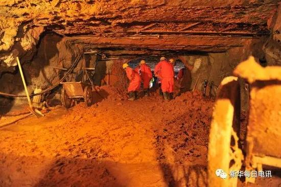 　　6月19日，施工人员在兰渝铁路胡麻岭隧道内作业。新华社记者 郭刚 摄（不得了！不得了！只剩26.2%的内容啦！）