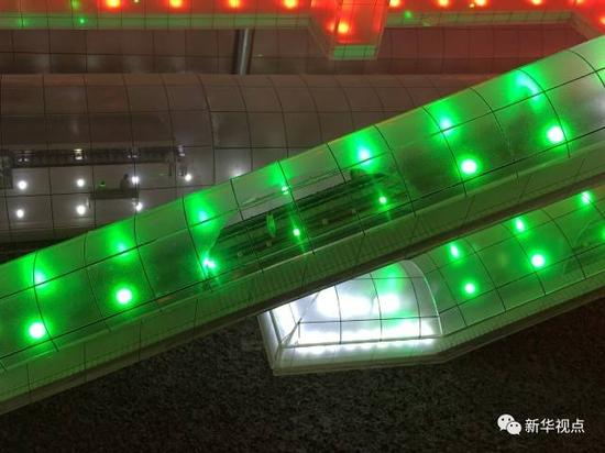 （图：乘客换乘通道）