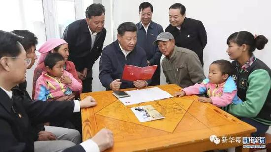 　　2016年8月，习近平总书记在青海省海东市互助土族自治县五十镇班彦村村民吕有金家察看《扶贫手册》，了解扶贫措施落实情况。 新华社记者 兰红光摄