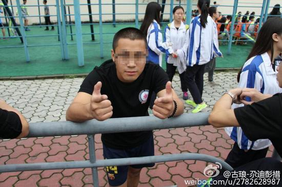 尕迪彭措拿4*100米冠军时发在微博上的照片