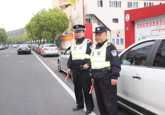 王向前（右）和同事生前执勤照片。浦东公安提供