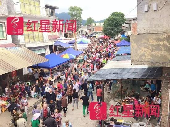 热闹的山堡村。