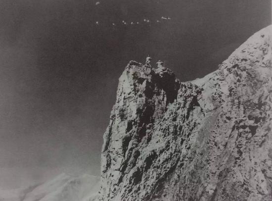 　　1962年7月，解放军边防战士警惕地监视着入侵我国领空的印度飞机。图中这架飞机正在给入侵我国新疆加勒万河谷的印度军队投掷物资。