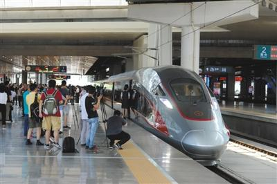 　　7月27日，中国铁路总公司安排“复兴号”在京沪高铁开展时速350公里体验运营，共计300余人参加此次活动。图/视觉中国