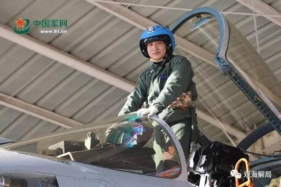 （张超首次驾驶歼-15）