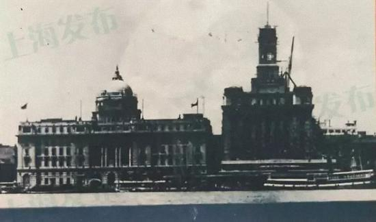 江海关大楼竣工前，安装海关大钟（摄于1927年）