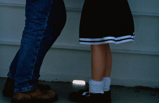 “小时候大人会告诉你不要跟陌生人怎样，但不会告诉你要去防备亲戚长辈。” 视觉中国 创意图