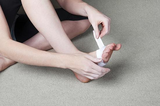 　　“你不可怜，你不脏，你不卑微。可能就跟你今天出门摔了一跤一样，留了一个疤。” &nbsp;视觉中国 创意图