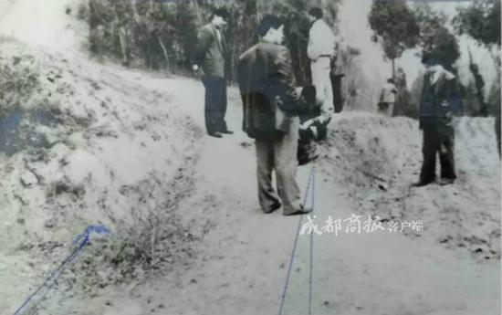 1998年，警方现场勘验情景。 本文图均为成都商报 图