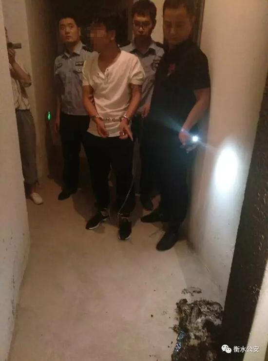 犯罪嫌疑人指认焚烧销毁的作案衣物。