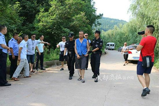 犯罪嫌疑人指认现场。