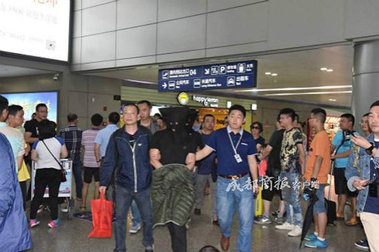 犯罪嫌疑人被押解回川。