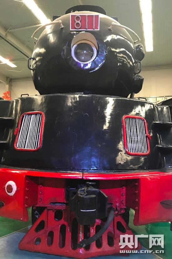 　　胜利8型811号蒸汽机车，南满洲铁道和满洲国铁的快客用蒸汽机车。1937年南满洲铁道大连机厂制造，当时满洲国铁准备把它定为标准快旅用机车。它的外外形采用当时流行的流线型，全车轴采用钢球轴承。（央广网记者何微摄）