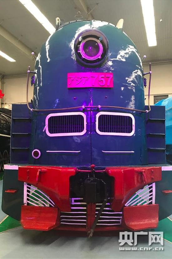 　　胜利7型757号蒸汽机车，是日本组装后运往中国大连，是当年三台日本组装中的一台。胜利7型蒸汽机车是日本川琦重工株式会社专为中日战争生产的产品，仅生产了12台。其中有三台是日本组装后运往中国大连，还有九台是运零部件到大连机车厂组装的。为了战争的需要，这十二台机车全部在中国服役，曾在东北地区担当高级豪华客车的运输任务，包扩从新京（长春）——朝鲜斧山、新京（长春）——大连间的高级列车的牵引任务。当时称“亚西亚”号，直到抗日战争胜利成为中国人民的战利品。（央广网记者何微摄）