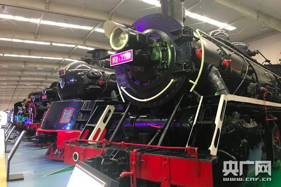 沈阳铁路陈列馆机车展区。（央广网记者何微摄）