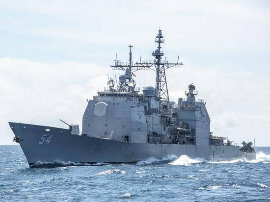 美国海军“安蒂塔姆”导弹巡洋舰通过中国南海水域。（新华/路透）