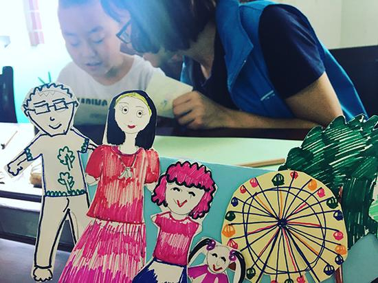 留守儿童作品之一家四口去游乐场