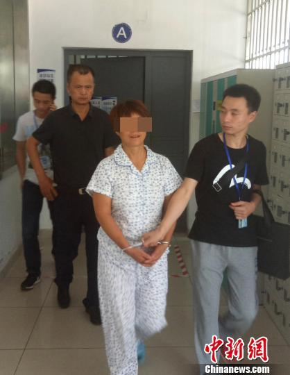 图为：王某被警方带走。　长兴警方供图 摄