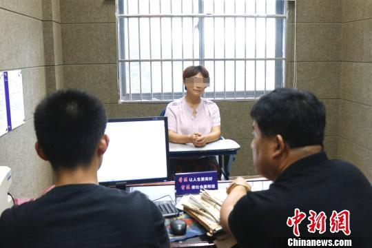 图为：王某接受警方讯问。　长兴警方供图 摄