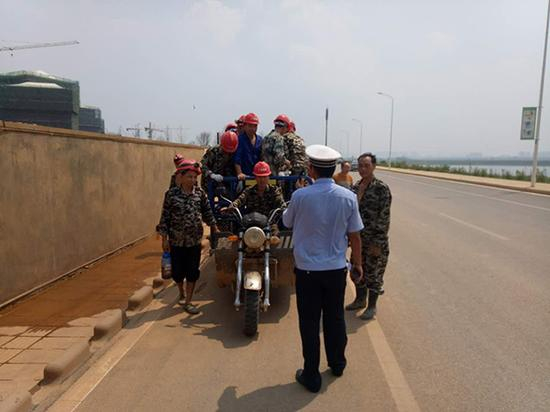 长沙无证照三轮摩托车搭载18人，已被教育扣车罚款 。本文图片均由交警供图