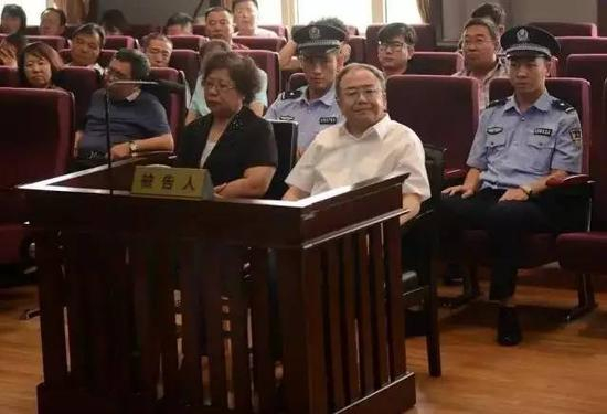 △白衬衫者为包生荣