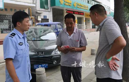 在民警帮助下，曹国宏找到工友，将欠款当面还清