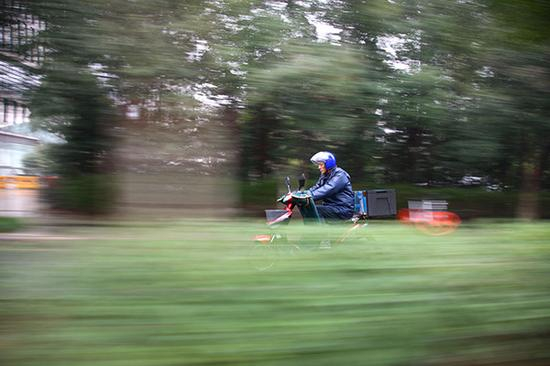 浙江宁波，一名外卖员疾驰在送餐路上。东方IC 资料