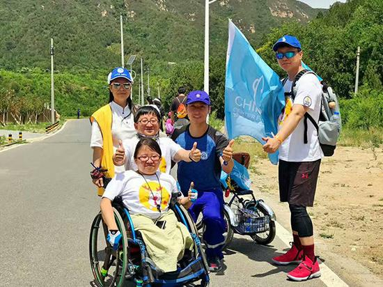 孙月参加徒步，身后是她的老公。