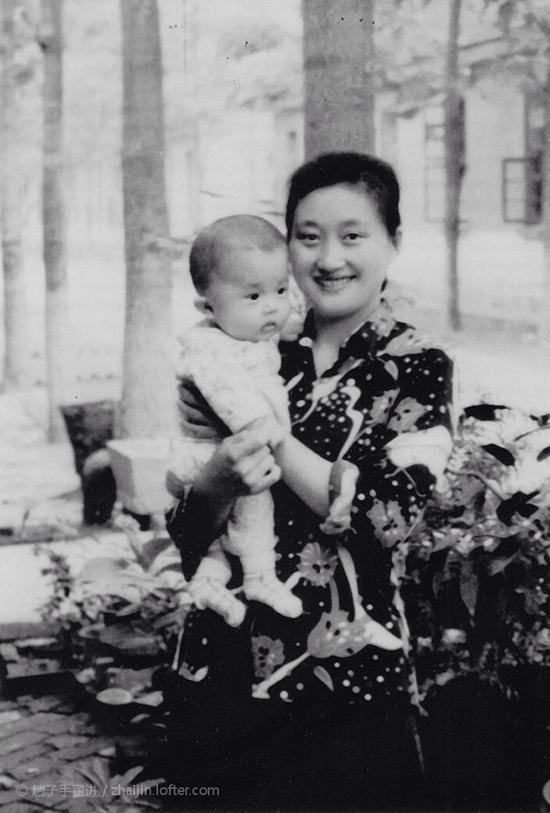 两岁的翟进和妈妈