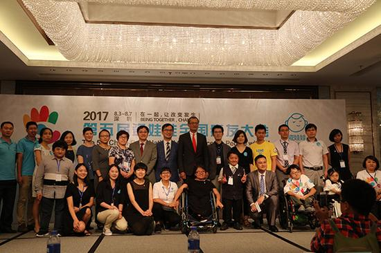 2017年第五届瓷娃娃全国病友大会开幕式合影。