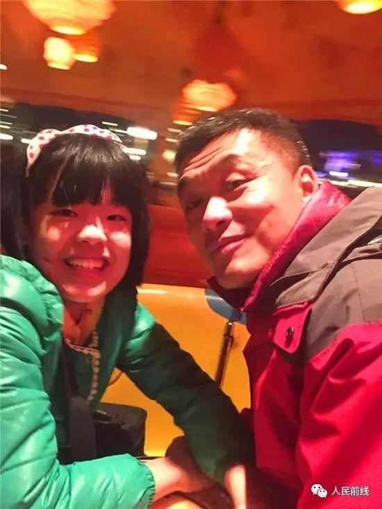 黄竞和女儿的合影。