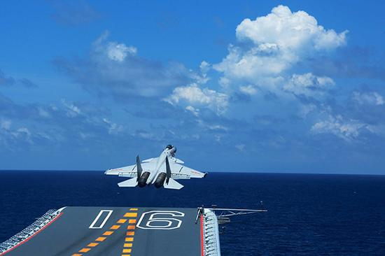 2017年7月13日，歼-15舰载战斗机在辽宁舰滑跃起飞。 视觉中国 资料图