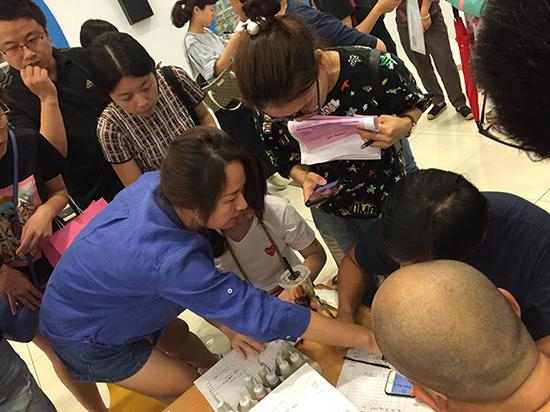 星空琴行闵行龙之梦店工作人员登记家长教师损失。 澎湃新闻记者 李菁 图