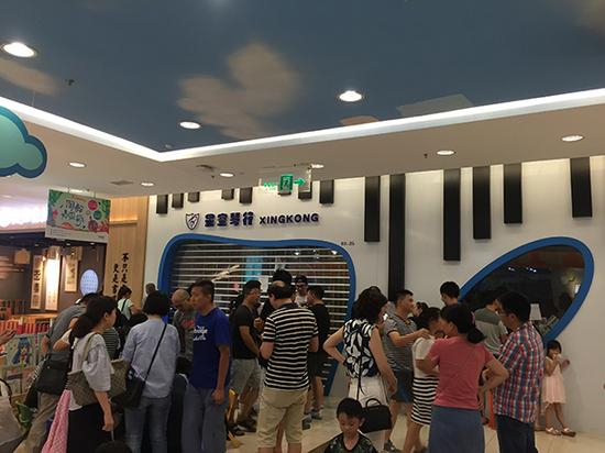 3日晚， 星空琴行莘庄龙之梦店门口聚集了不少前来维权的消费者 。 澎湃新闻记者 李菁 图