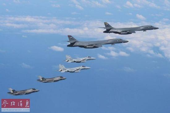 资料图：正在联合编队飞行的美空军F-35B隐身战机、B-1B轰炸机以及韩空军F-15K战斗轰炸机。
