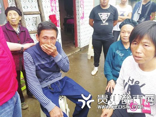 见到妹妹（右），哥哥哭成泪人。