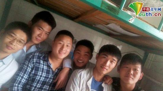 图为朱凯凯（右二）及其室友。本人供图