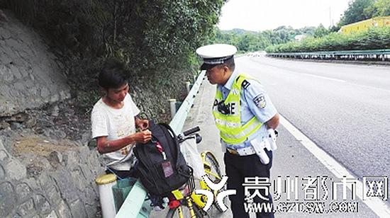小伙被交警劝离高速路。