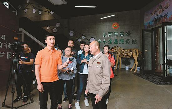 　　山西唯美诺小微企业众创空间创业创新基地董事长杨红涛（前排右一）向记者介绍自己见到总理时的情形。