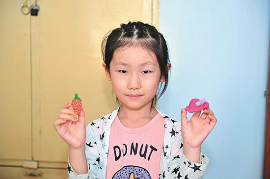 在张越凡的房间，总理拿起张越凡手中这两个手工作品，鼓励她好好学习。