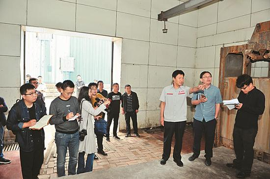 宋卫军（右3）介绍说，当时总理就是站在这里询问了“南副井立井”关闭、转型、职工安置等情况。