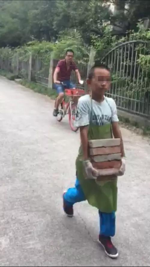 小男孩在来回搬砖。 视频截图（曹女士提供）