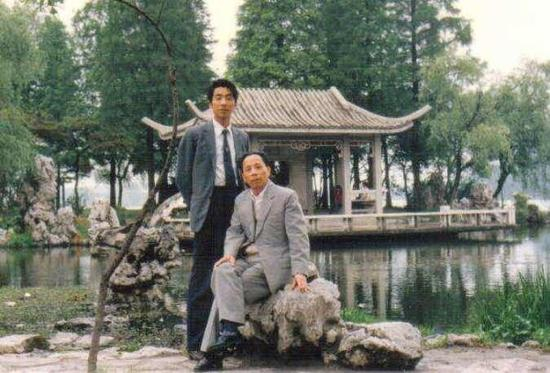 上世纪80年代，滕军随叶传岵在南京办案时留影。 &nbsp;受访者供图