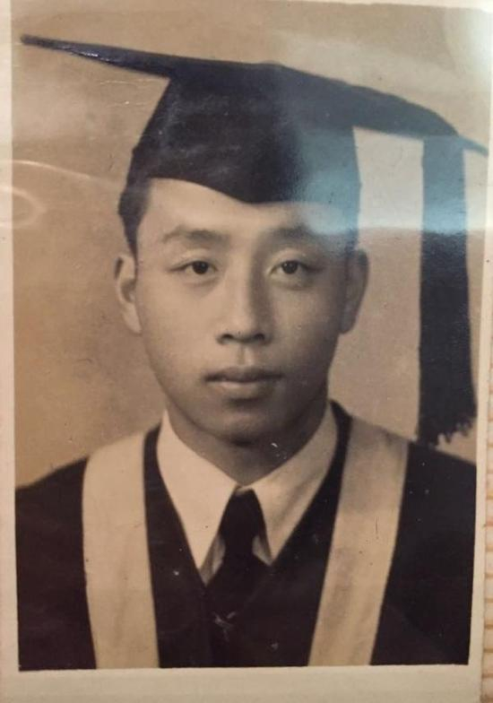 1948年，叶传岵在四川大学法律系本科毕业时留影。 &nbsp;受访者供图